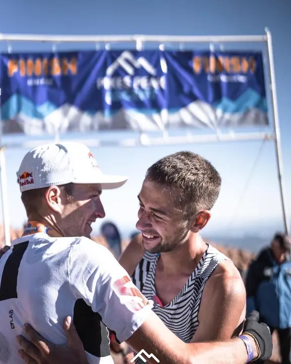 Dani Osanz y R&eacute;my Bonnet se abrazan tras cruzar el espa&ntilde;ol la l&iacute;nea de meta. Foto: Cedida por Dani Osanz