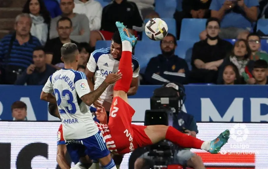 Pablo Ins&uacute;a golpea sobre Gabriel Fuentes | Foto: La Liga Smartbank