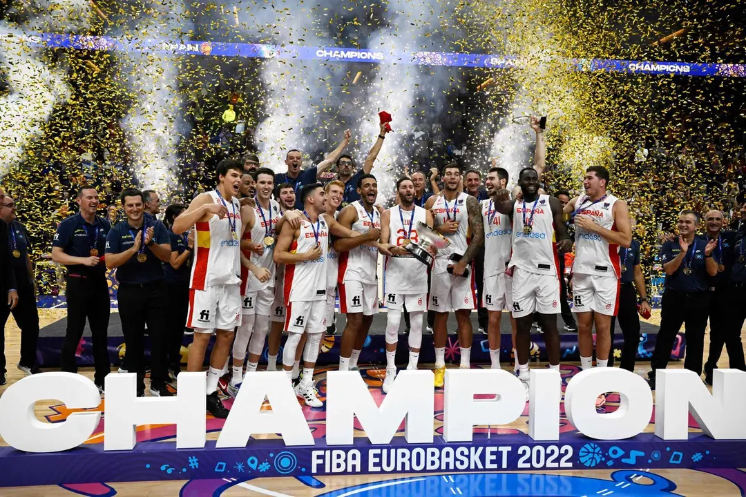 La selecci&oacute;n espa&ntilde;ola alza el trofeo con su capit&aacute;n, Rudy Fern&aacute;ndez | Foto: FIBA