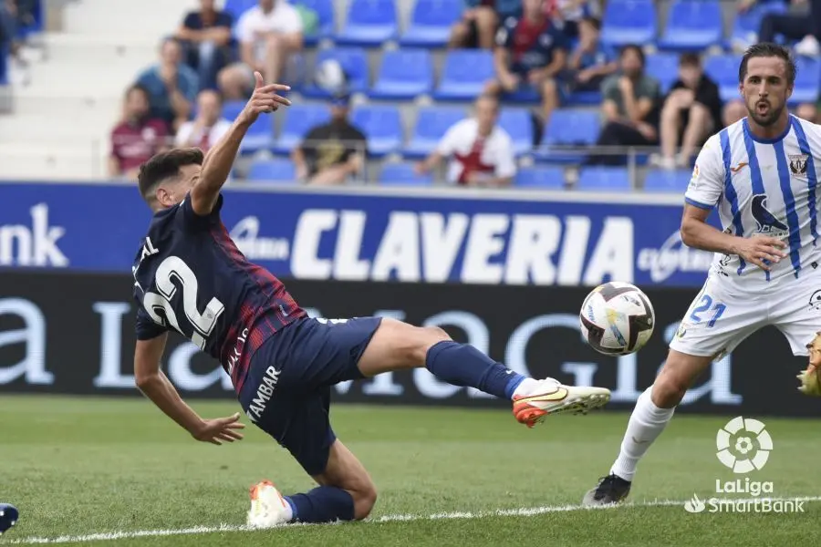 Juan Carlos en la acci&oacute;n que le dio el gol al Huesca contra el Legan&eacute;s. Foto: LaLiga