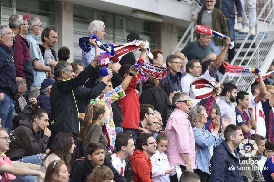 La afici&oacute;n del Huesca celebra la victoria de su equipo en El Alcoraz | Foto: LaLiga