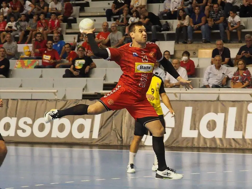 Rodrigo Benites lanza a la porter&iacute;a de Guadalajara en la victoria del Bada Huesca. Foto: C.Pascual