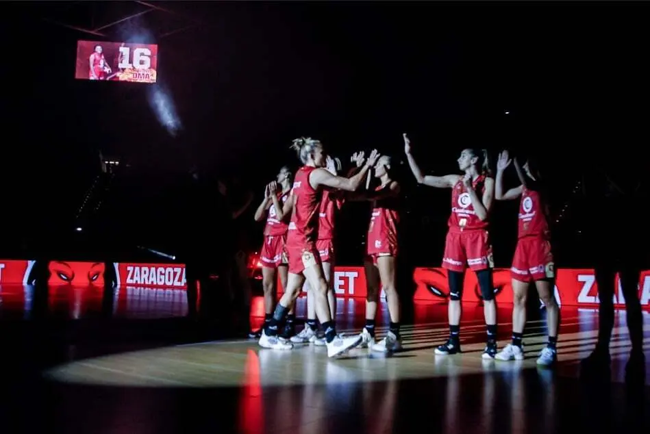 Momento de la presentaci&oacute;n de las jugadoras en el Ciudad de Zaragoza | Foto: Esther Casas