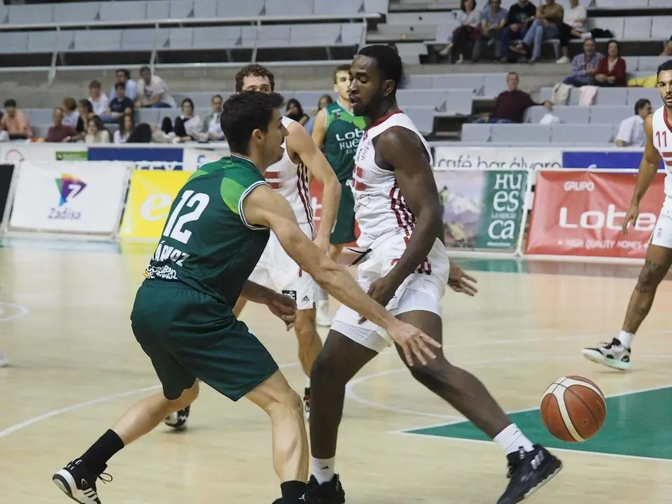 Yarnoz pasa el bal&oacute;n en el partido del Pe&ntilde;as contra el Cartagena. Foto: C.Pascual