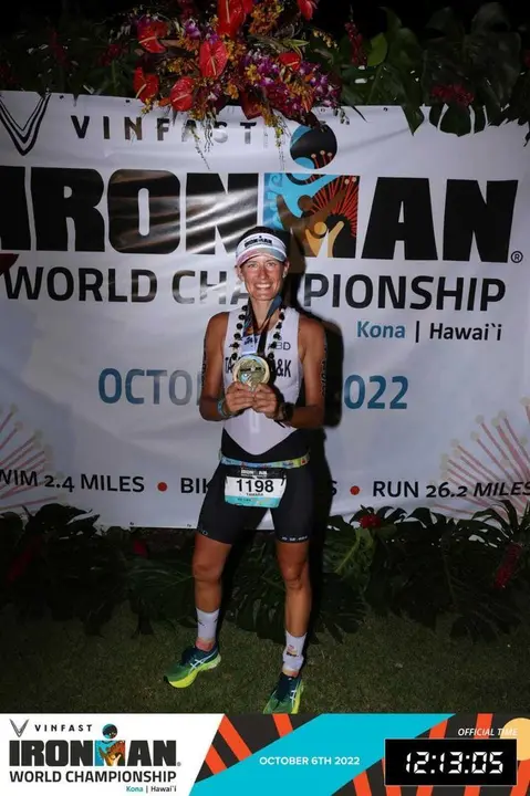 Tamara V&aacute;zquez luce su medalla de 'finisher' del Ironman de Haw&aacute;i. Foto: Cedida
