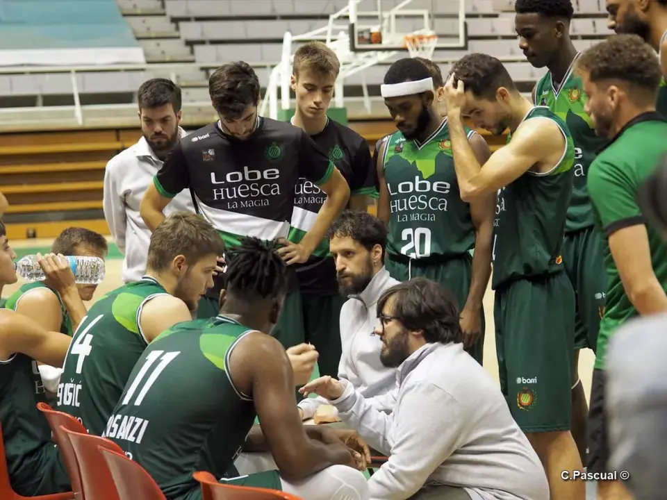Santi Cerd&aacute;n durante el tiempo muerto de un partido quiere un fichaje para dar m&aacute;s solidez al equipo. Foto: C.Pascual