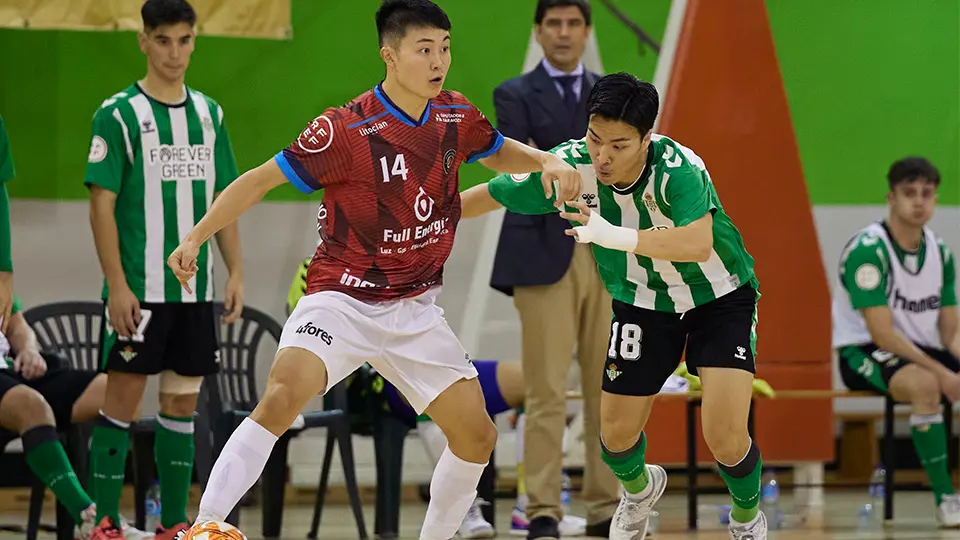 Shunta controla el esf&eacute;rico ante Gensuke | Foto: LNFS