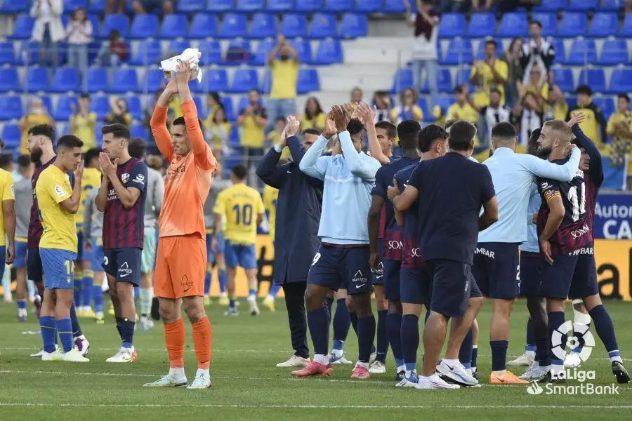 Los jugadores del Huesca responden a los aplausos de la afici&oacute;n trs vencer a Las Palmas. Foto: LaLigaLos jugadores del Huesca responden a los aplausos de la afici&oacute;n tras vencer a Las Palmas. Foto: LaLiga