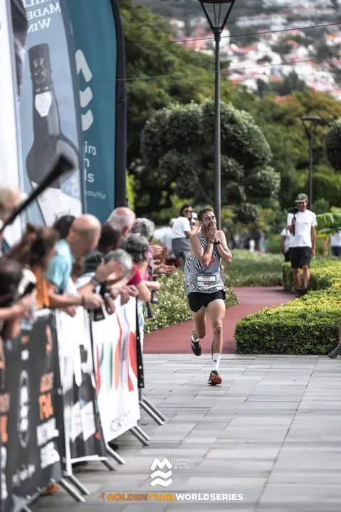 Dani Osanz entra en meta para firmar la &uacute;ltima etapa celebrada en Madeira.Foto: Golden World Series- Madeira- Jordi SaragossaDani Osanz