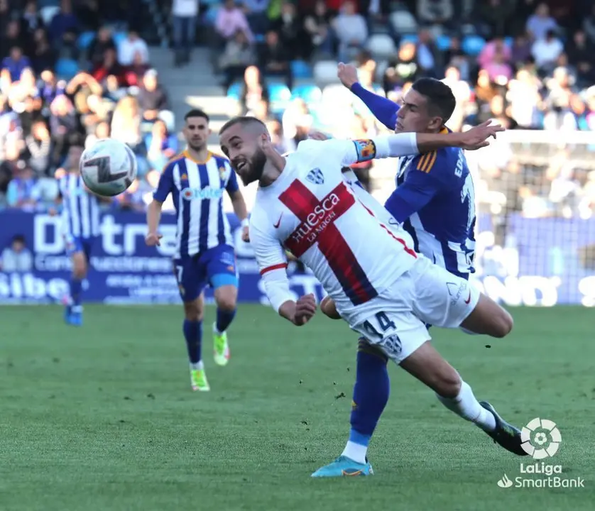 Pulido disputa un bal&oacute;n con Edu Espiau | Foto: LaLiga
