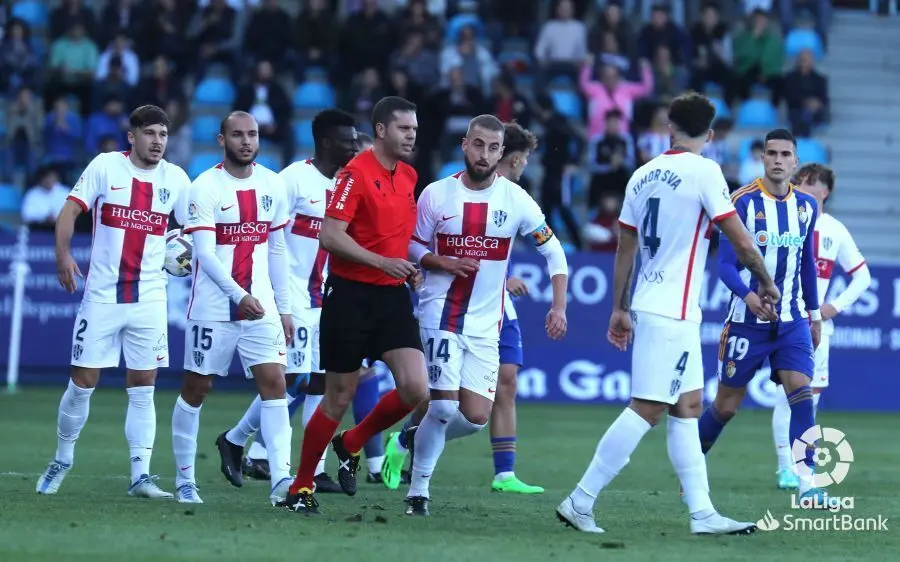 Jugadores del Huesca con el &aacute;rbitro. Foto: LaLiga