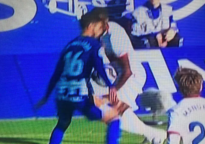 Frame de la mano donde se aprecia que el jugador de la Ponferradina toca el bal&oacute;n con el brazo separado del cuerpo