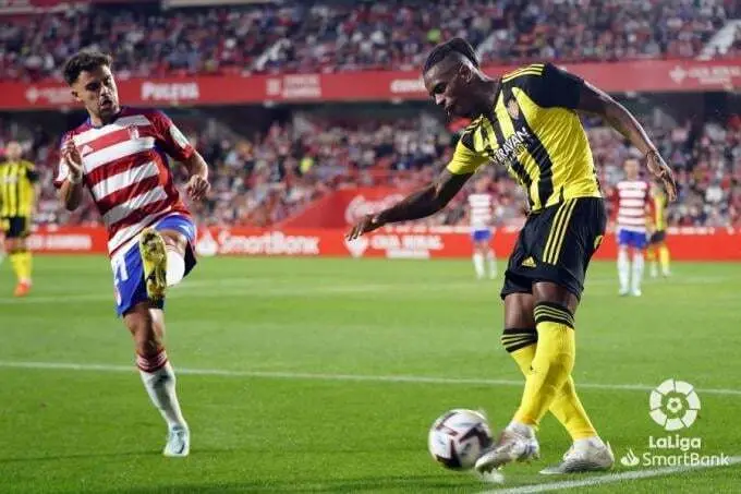 Jair Amador despeja ante el Granada | Foto: La Liga