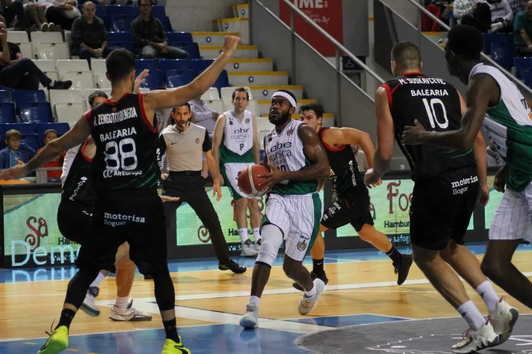 Adom busca la canasta rival con un Pe&ntilde;as que se impuso en la primera parte ante Palma y luego perdi&oacute;. Foto: Cedida