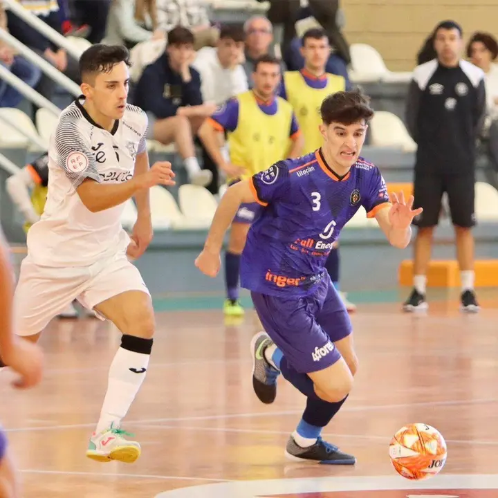 &Oacute;scar Chaparro conduce el bal&oacute;n | Foto: LNFS