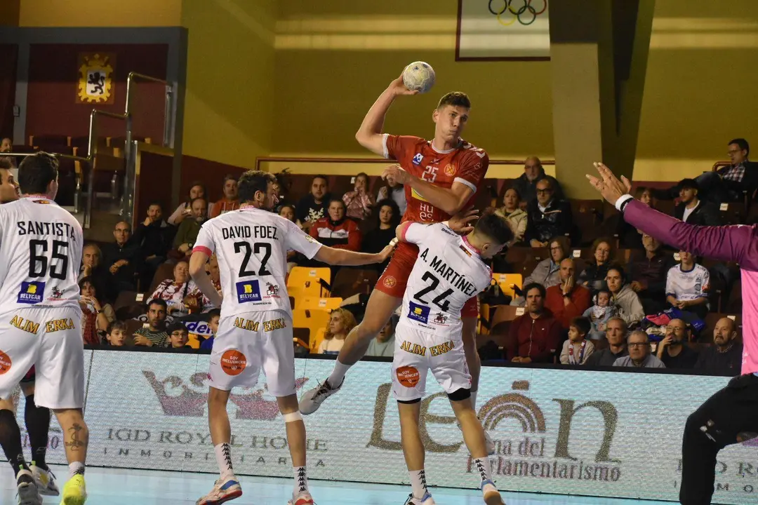 Gucek, en la imagen, se eleva sobre la defensa de Le&oacute;n. Foto: Manu Quiroga