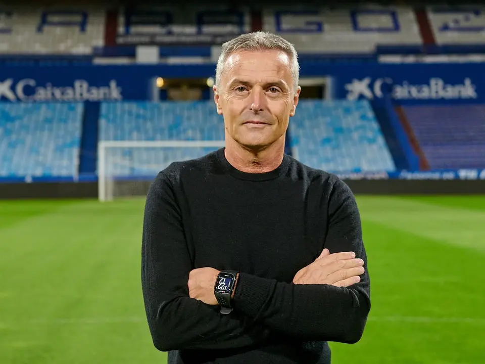 Fran Escrib&aacute; posa en La Romareda | Foto: Tino Gil / Real Zaragoza
