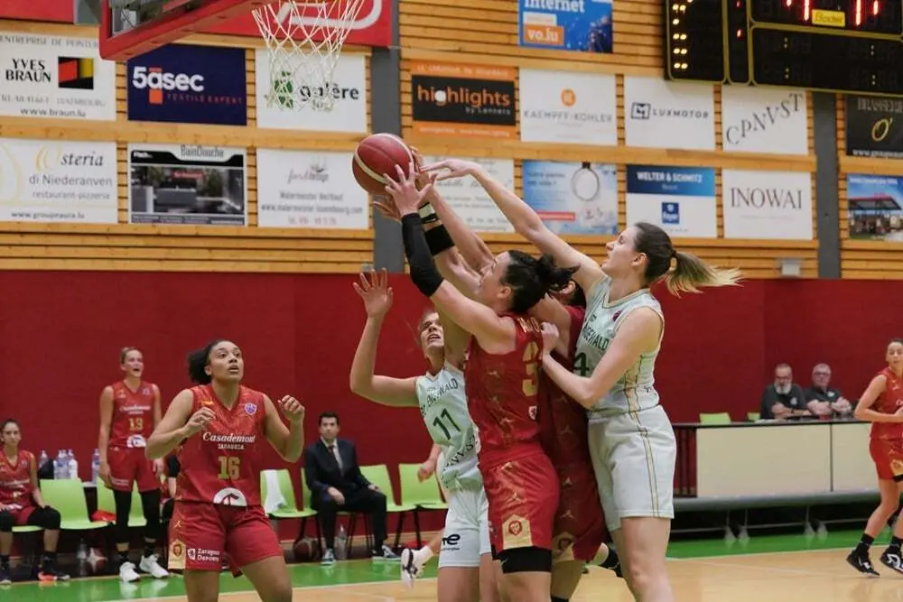 Tremenda energ&iacute;a e &iacute;mpetu de Gracia Alonso en cada rebote | Foto: FIBA