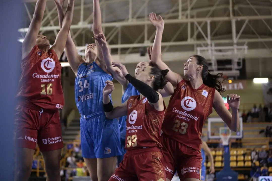 Serena Geldof y Gracia Alonso pugnan por un rebote 