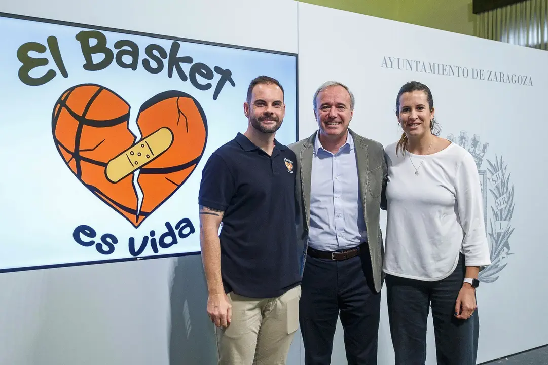 Alberto B&eacute;jar, en la presentaci&oacute;n del evento, junto al alcalde Jorge Azc&oacute;n y la concejal Cristina Garc&iacute;a