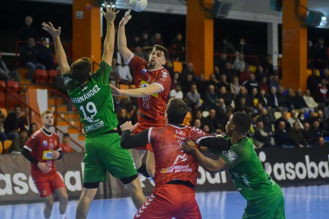 Miguel Malo, otro de los grandes protagonistas del Bada Huesca contra Cuenca, se eleva sobre la defensa del siete manchego. Foto: J. A. Lillo