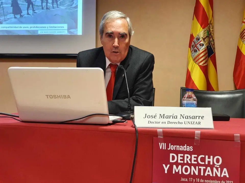 Jos&eacute; M&ordf; Nasarre durante su intervenci&oacute;n en las Jornadas de Derecho y Monta&ntilde;a que se celebran en Jaca. Foto: Cedida