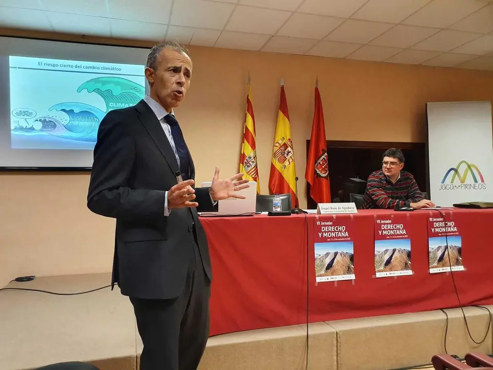 Angel Ruiz de Apodaca, en la imagen, durante su intervenci&oacute;n en las Jornadas de Derecho y Monta&ntilde;a celebradas en Jaca. Foto: Cedida