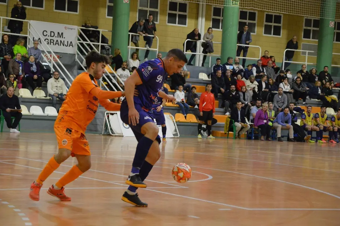 Iv&aacute;n Romero controla un bal&oacute;n en un partido en La Granja | Foto: Andrea Royo L&oacute;pez
