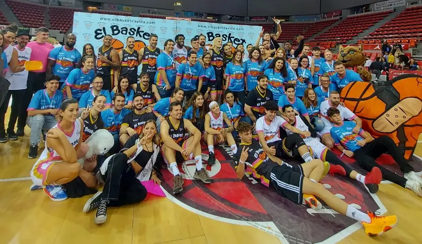 Todos los participantes del evento haciendo la foto de grupo al final del partido