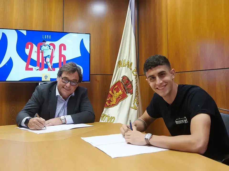 Marcos Luna, en la fotograf&iacute;a de su renovaci&oacute;n, concedida por el club. El canterano es la mejor soluci&oacute;n para el lateral derecho | Foto: Tino Gil / Real Zaragoza