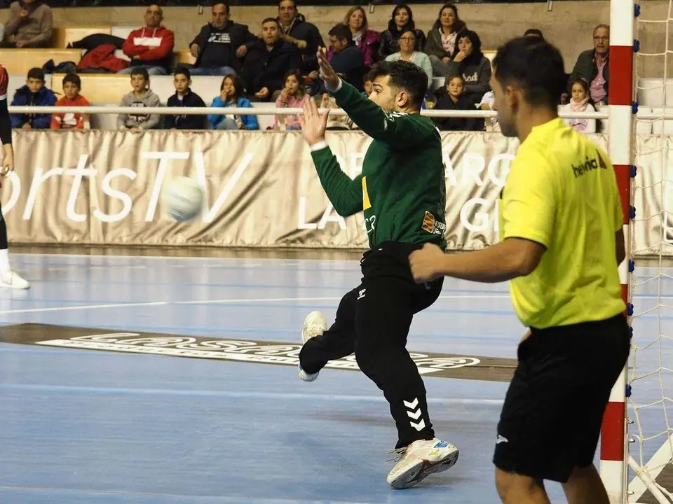 Daniel Arguillas busca frenar un lanzamiento de Benidorm en el &uacute;ltimo partido disputado en el Palacio. Foto: C.Pascual