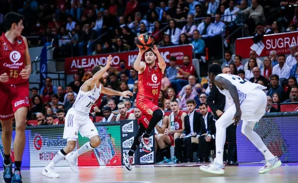 Javi Garc&iacute;a busca conectar con Aday Mara ante el Real Madrid | Foto: Esther Casas / Casademont Zaragoza