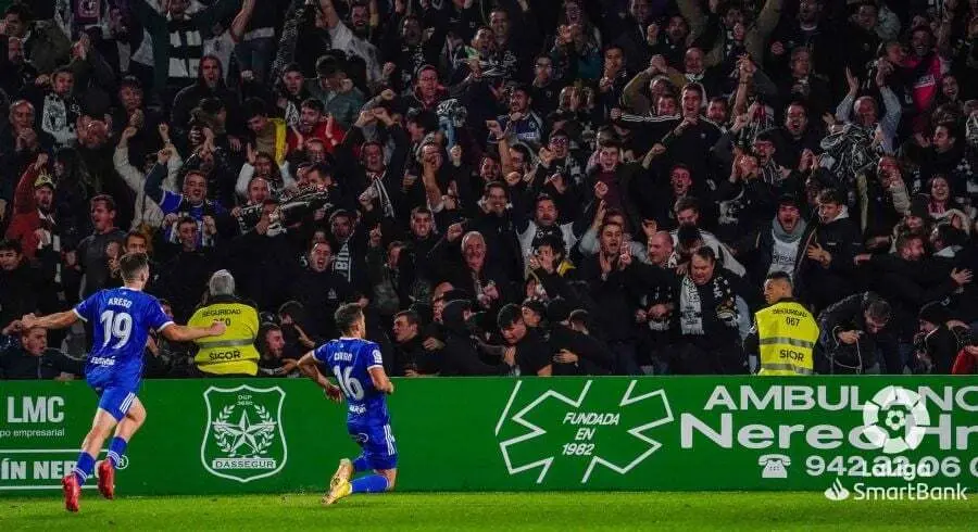 Curro celebra el gol que permiti&oacute; al Burgos ganar en Santander || Foto: La Liga SmartBank