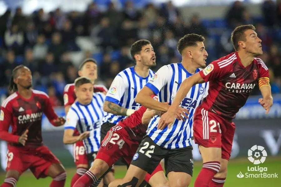 El Real Zaragoza defiende su &aacute;rea frente al Alav&eacute;s | Foto: La Liga
