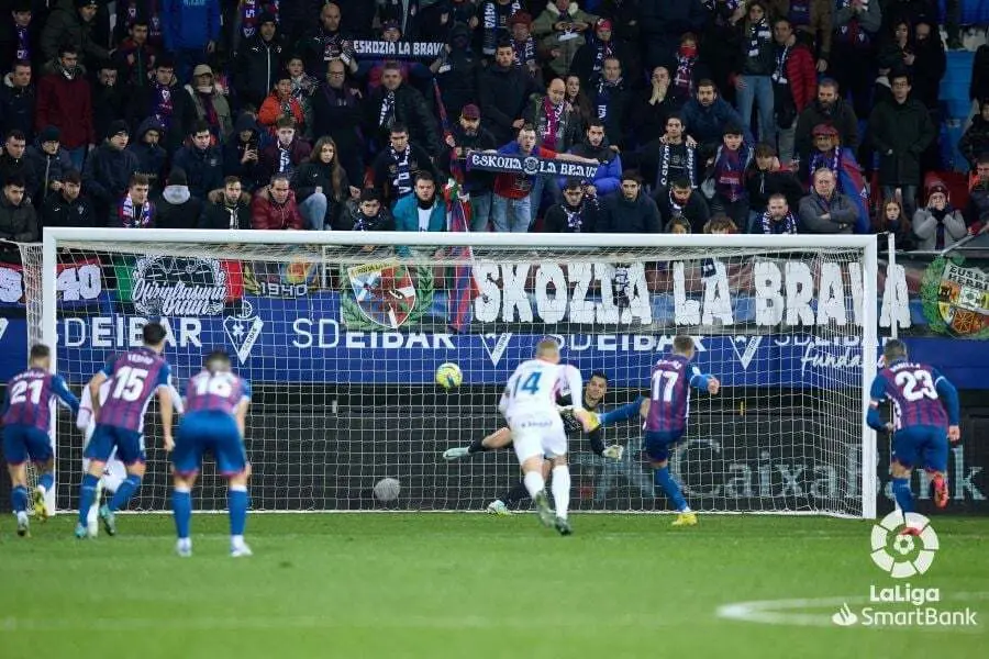 Corpas, jugador del Eibar, chutando un penalti frente al Huesca. Foto: LaLiga.