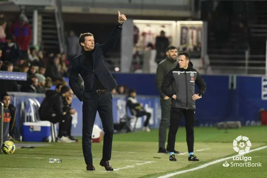 Ziganda da instrucciones en la banda de El Alcoraz | Foto: LaLiga