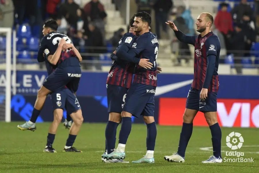 Los jugadores de la SD Huesca sobre el verde de El Alcoraz | Foto: LaLiga