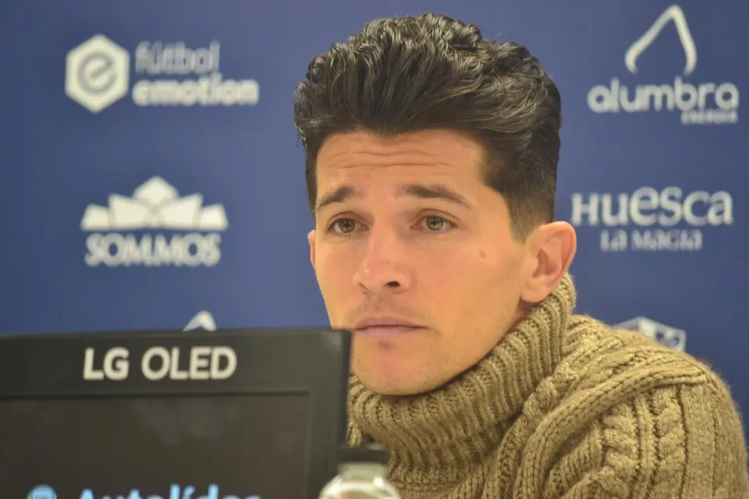 Juanjo Nieto, en la imagen, en su presentaci&oacute;n como jugador de la SD Huesca. Foto: Sportaragon