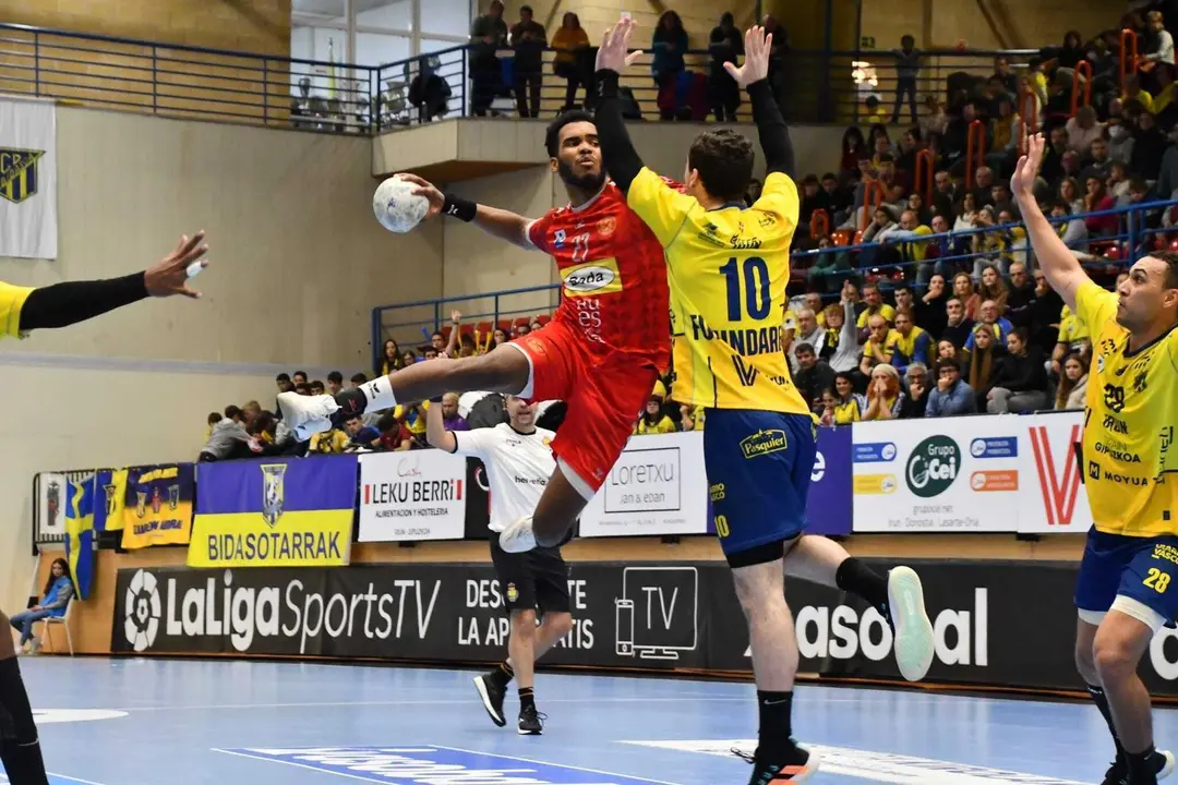 Frank Cordi&eacute;s lanza a la porter&iacute;a en el partido que el Bada Huesca jug&oacute; la pasada temporada en Ir&uacute;n contra Bidasoa. Foto: Arrate Morales
