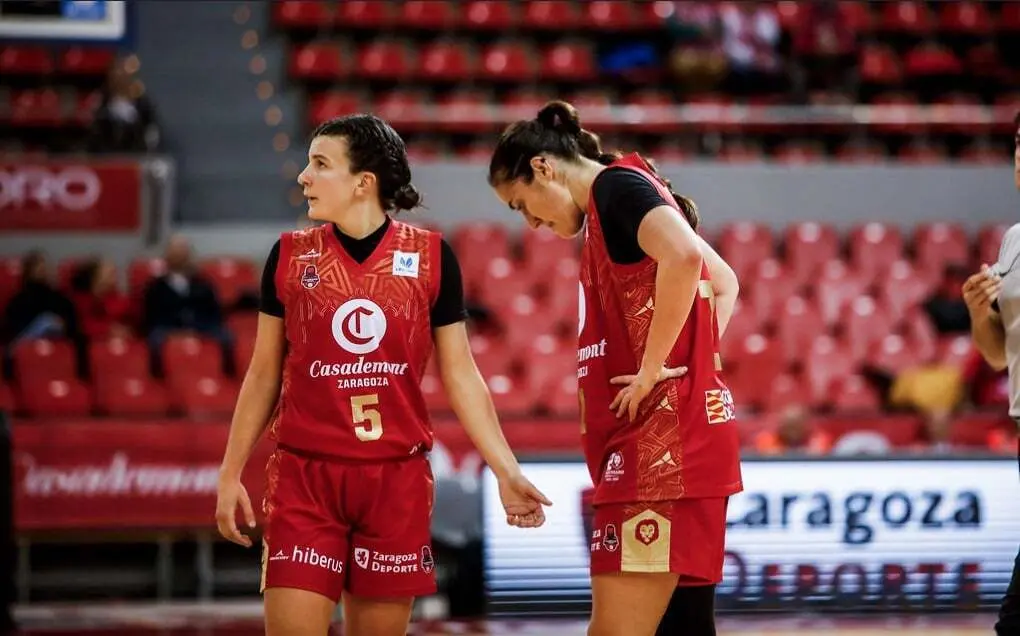 Carmen Grande y Vega Gimeno, en el &uacute;ltimo partido en casa | Foto: Esther Casas / Casademont Zaragoza