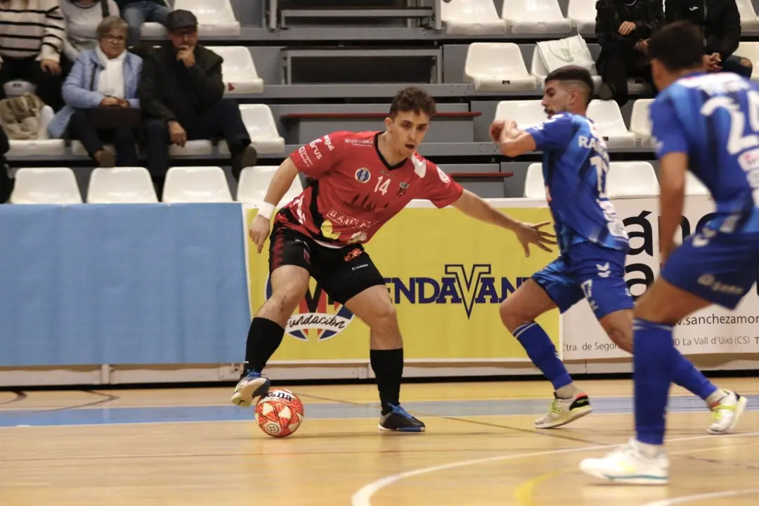 Marcos Forga conduce el bal&oacute;n 