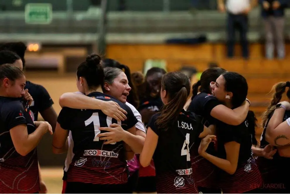 Las jugadoras del Sch&auml;r Colores se abrazan tras el triunfo en Basauri