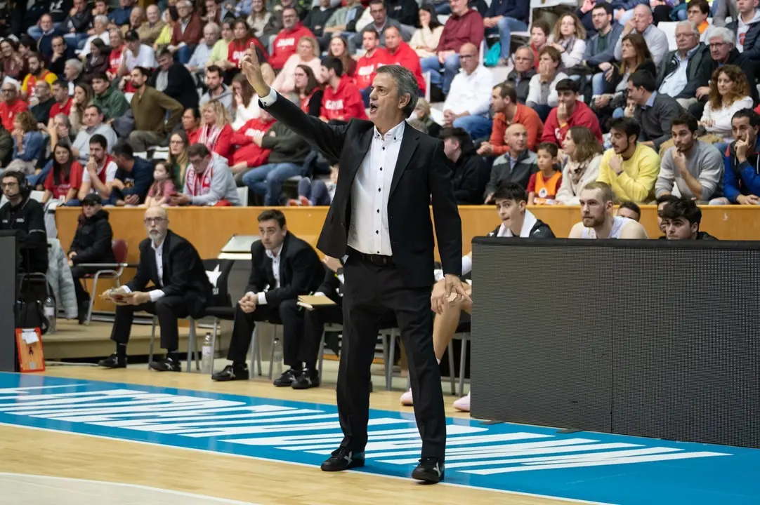 Porfirio Fisac, este domingo en el partido | Foto: S. Geron&eacute;s