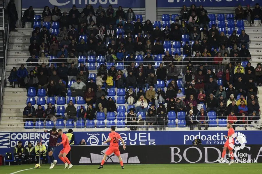 Una de las gradas del Alcoraz, cada vez m&aacute;s despoblada. Foto: LaLiga Smartbank
