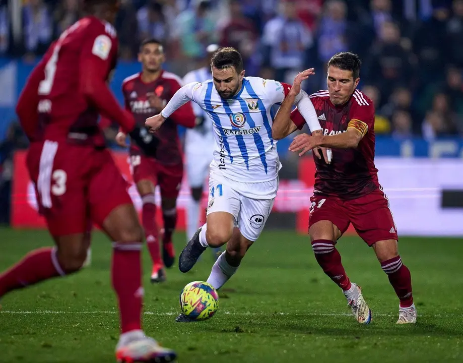Alberto Zapater disputando un bal&oacute;n con Juan Mu&ntilde;oz en el partido de la primera vuelta. | Foto: CD Legan&eacute;s