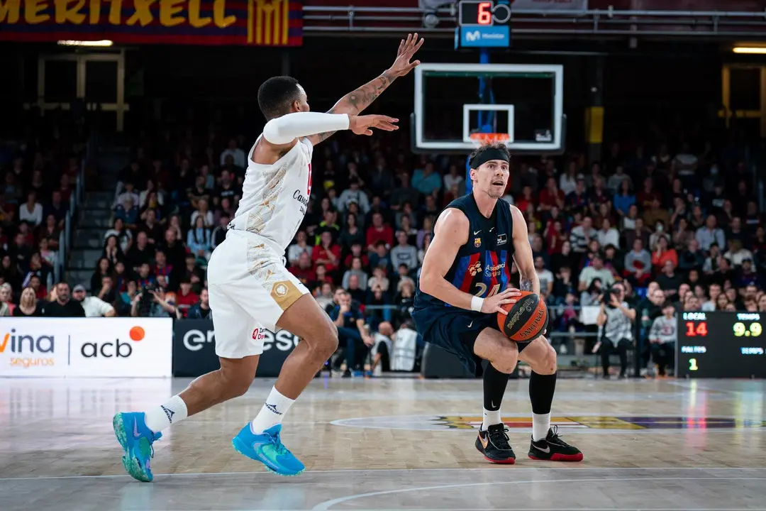 Chris Wright busca llegar a la defensa de Kuric | Foto: FCB