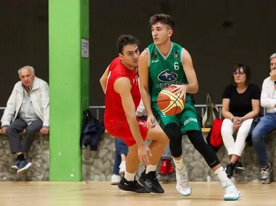 &Aacute;lex Fern&aacute;ndez, subiendo el bal&oacute;n en un partido con el filial, ya ha debutado con el primer equipo del Pe&ntilde;as. Foto: Cedida