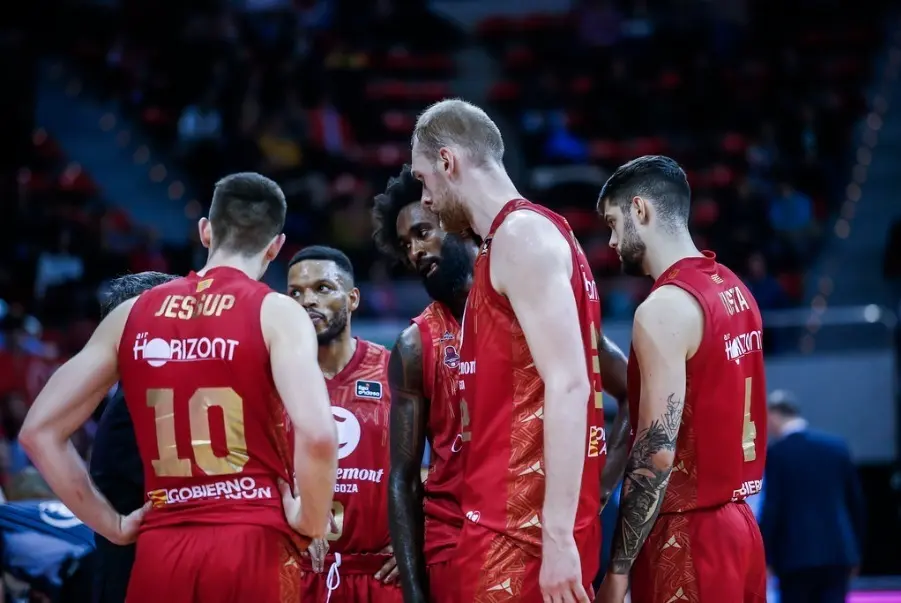 Los jugadores se lamentan de la derrota ante Breog&aacute;n | Foto: Esther Casas / Casademont Zaragoza