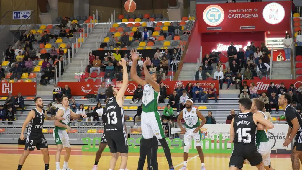 N'Guessan salta a por la primera bola del partido entre el Cartagena y el Lobe Huesca. Foto:  CF Cartagena CB/Alvaro Prian