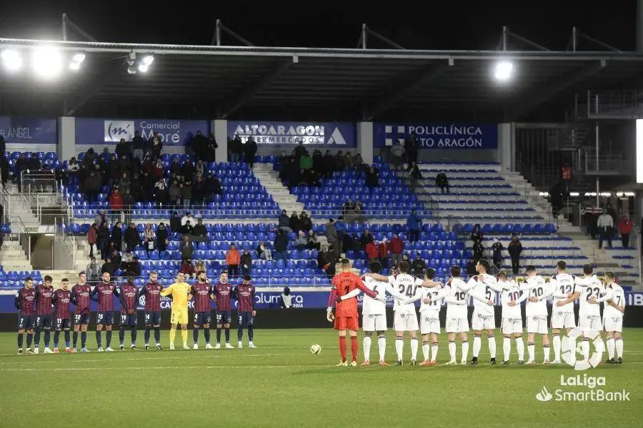 Minuto de silencio por el fallecimiento de Pel&eacute;, previo al Huesca-Albacete. Foto: La Liga. 